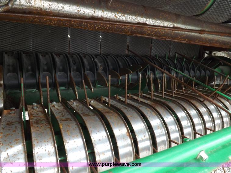 image for item K3076 2007 John Deere 568 round baler