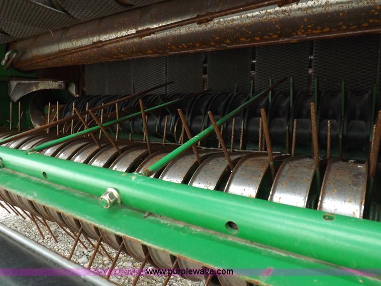 image for item K3076 2007 John Deere 568 round baler