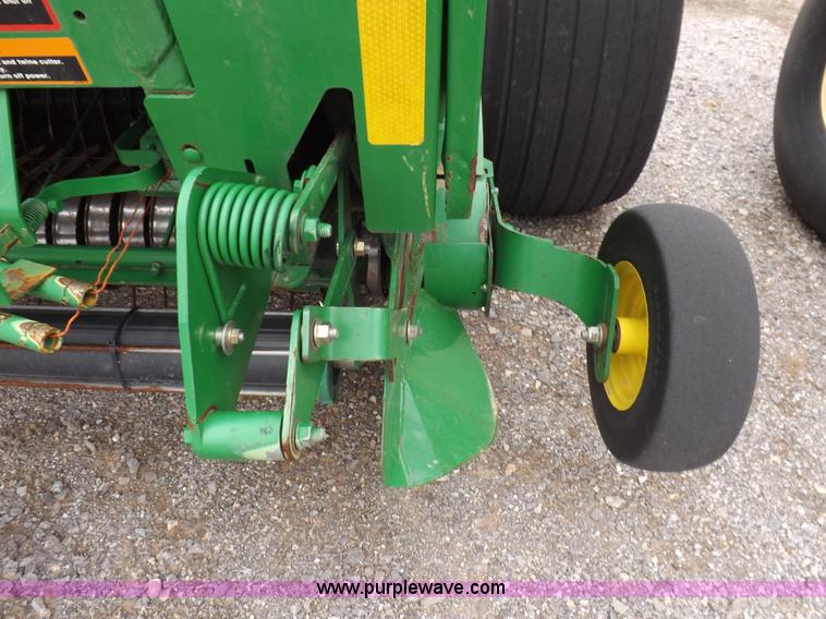 image for item K3076 2007 John Deere 568 round baler