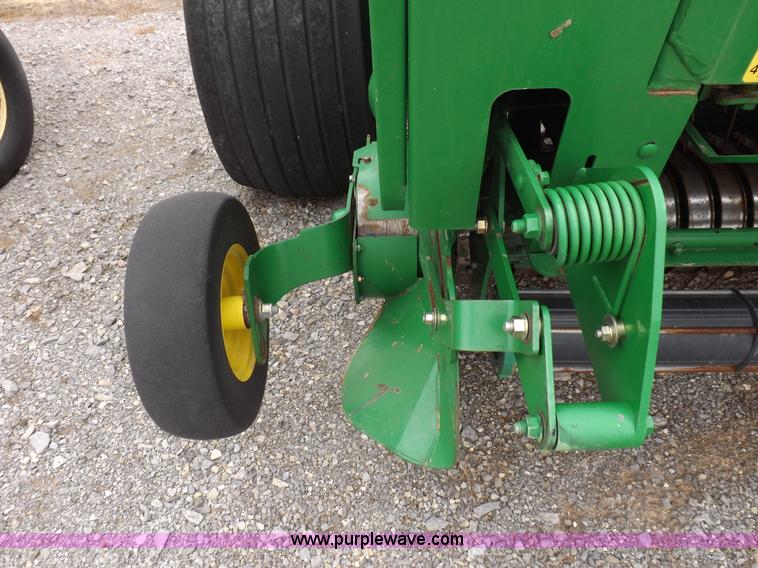 image for item K3076 2007 John Deere 568 round baler