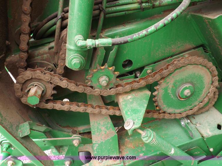 image for item K3076 2007 John Deere 568 round baler