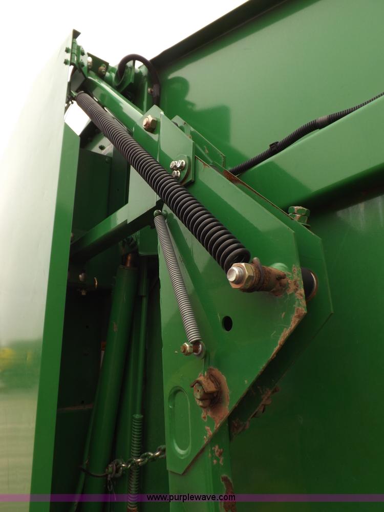 image for item K3076 2007 John Deere 568 round baler