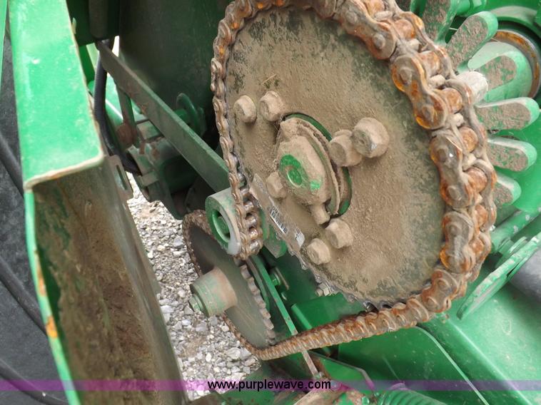 image for item K3076 2007 John Deere 568 round baler