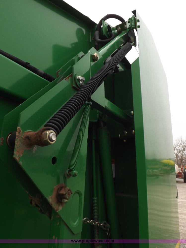 image for item K3076 2007 John Deere 568 round baler