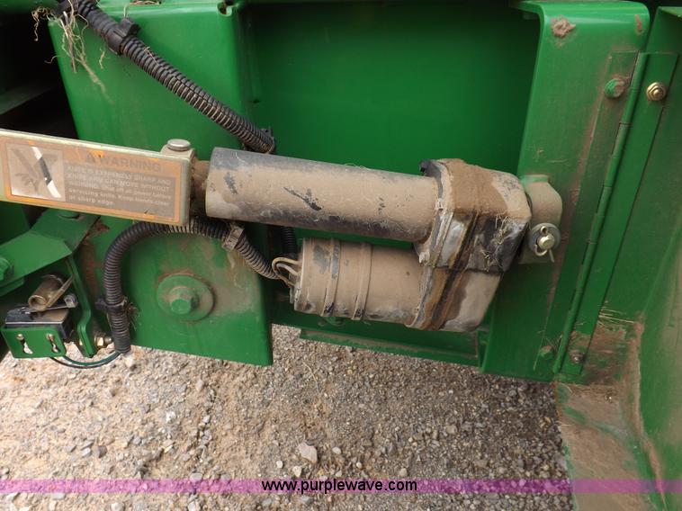 image for item K3076 2007 John Deere 568 round baler