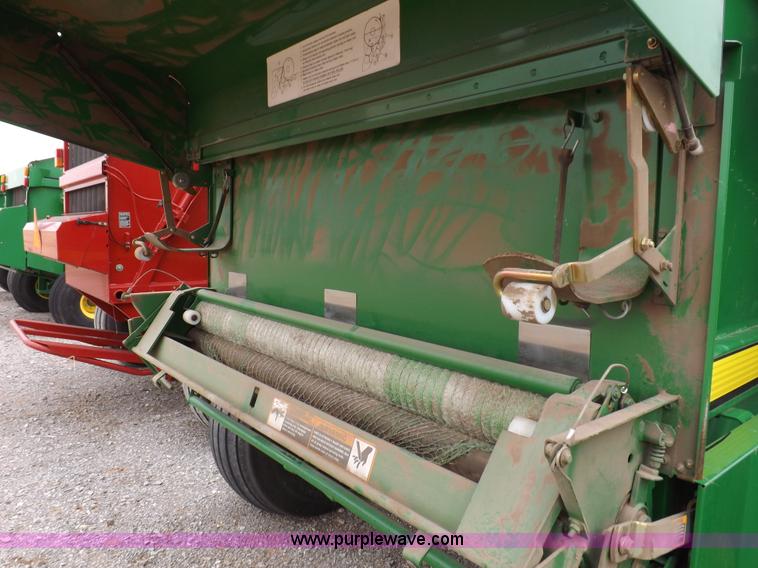 image for item K3076 2007 John Deere 568 round baler