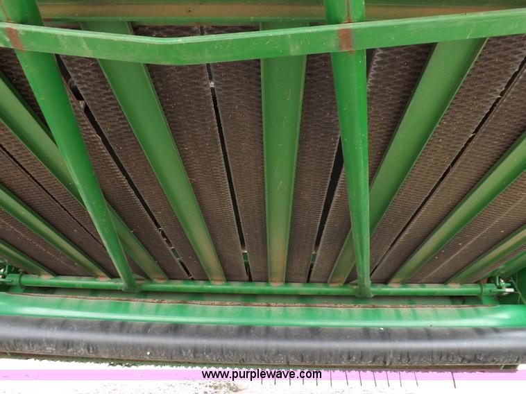 image for item K3076 2007 John Deere 568 round baler