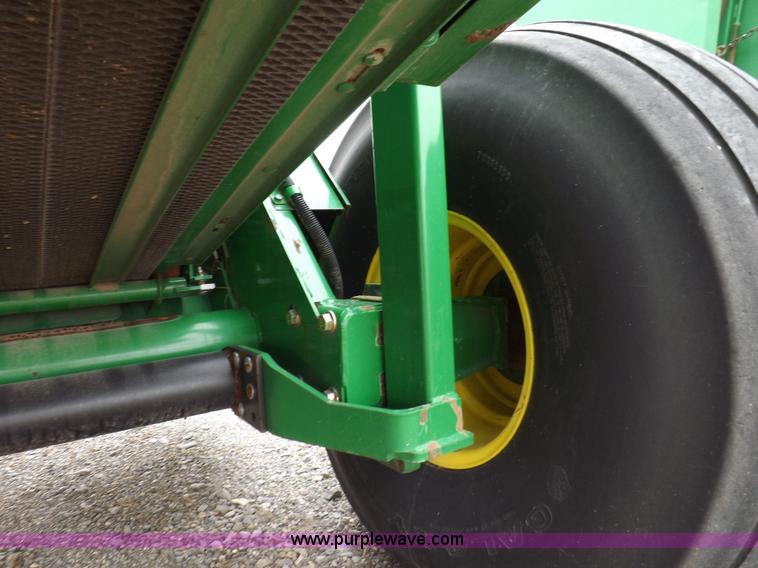 image for item K3076 2007 John Deere 568 round baler