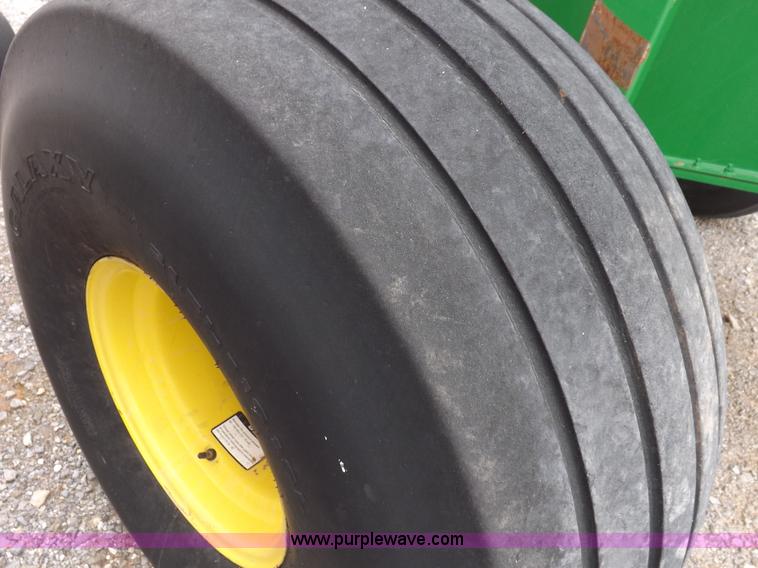 image for item K3076 2007 John Deere 568 round baler