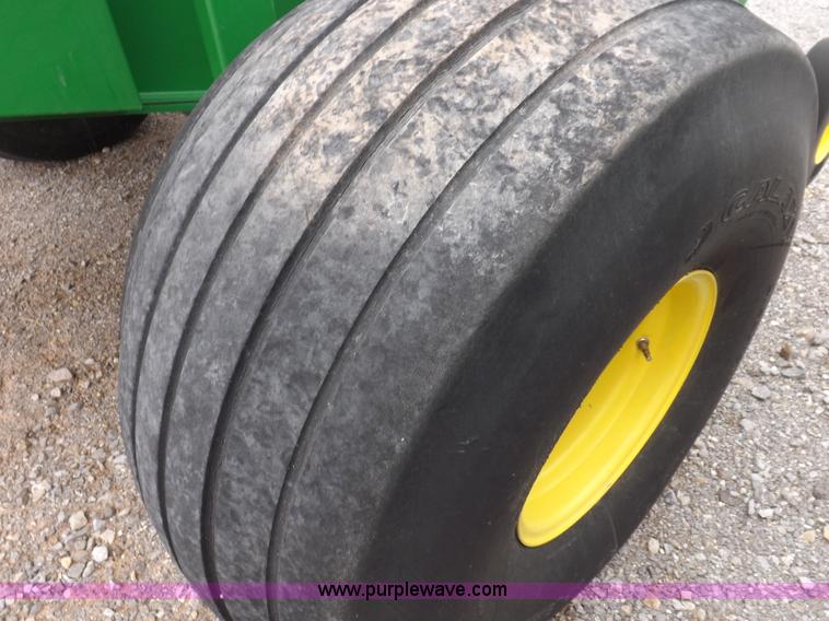 image for item K3076 2007 John Deere 568 round baler