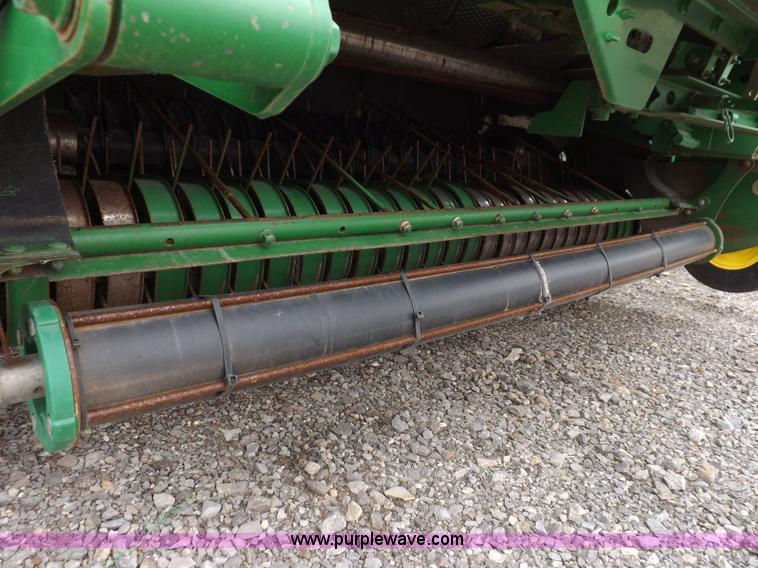 image for item K3077 2007 John Deere 568 round baler