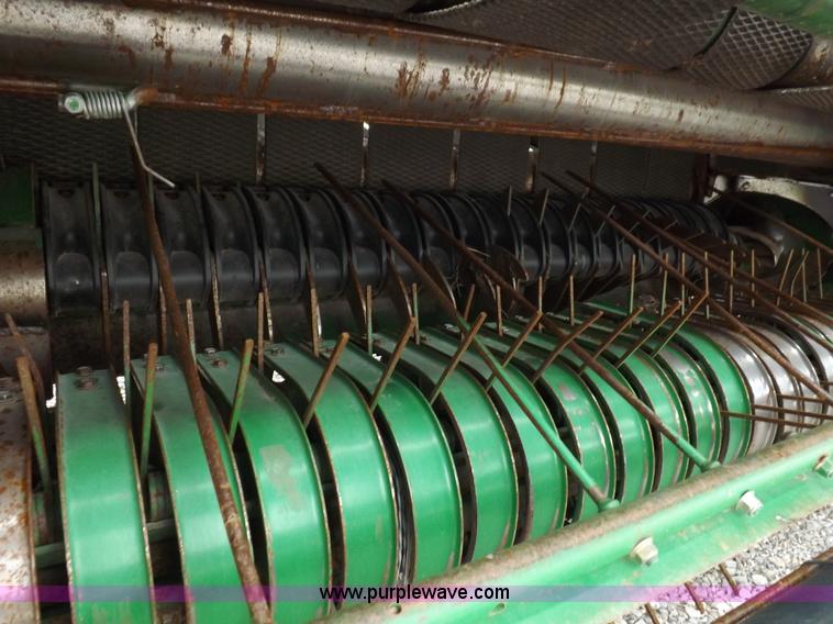 image for item K3077 2007 John Deere 568 round baler