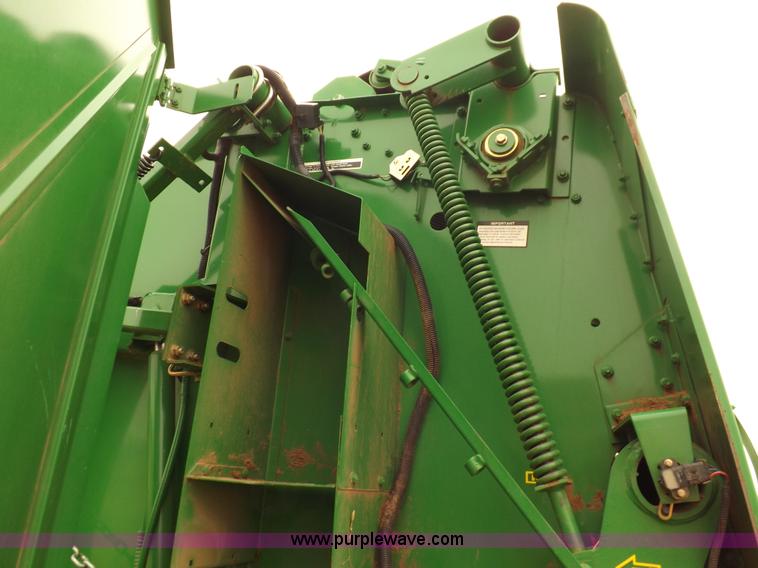 image for item K3077 2007 John Deere 568 round baler