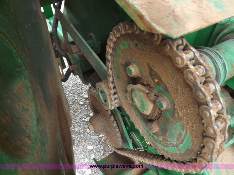 image for item K3077 2007 John Deere 568 round baler