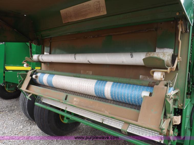 image for item K3077 2007 John Deere 568 round baler