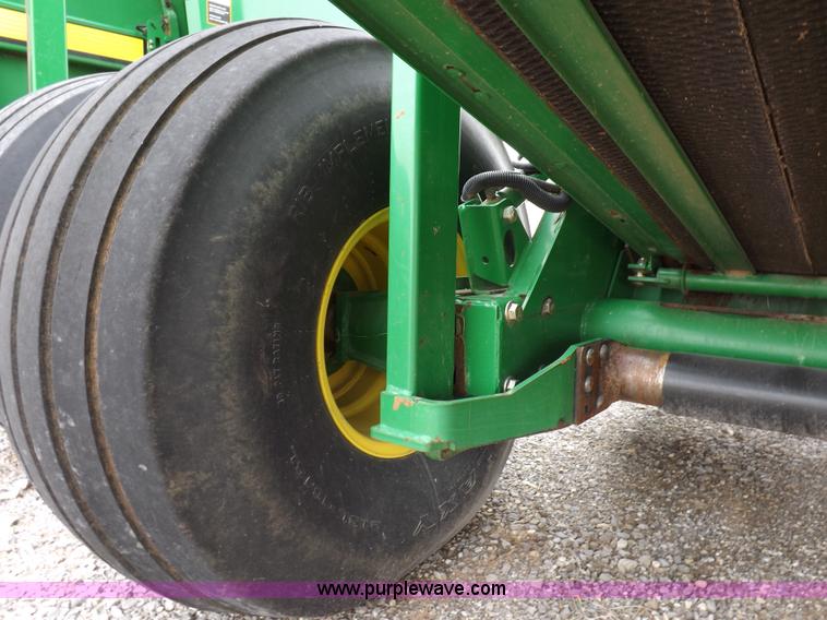 image for item K3077 2007 John Deere 568 round baler