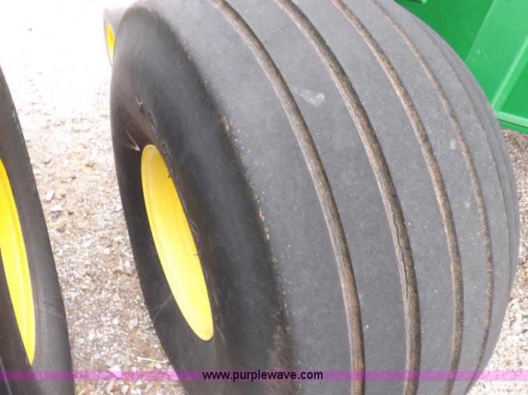 image for item K3077 2007 John Deere 568 round baler