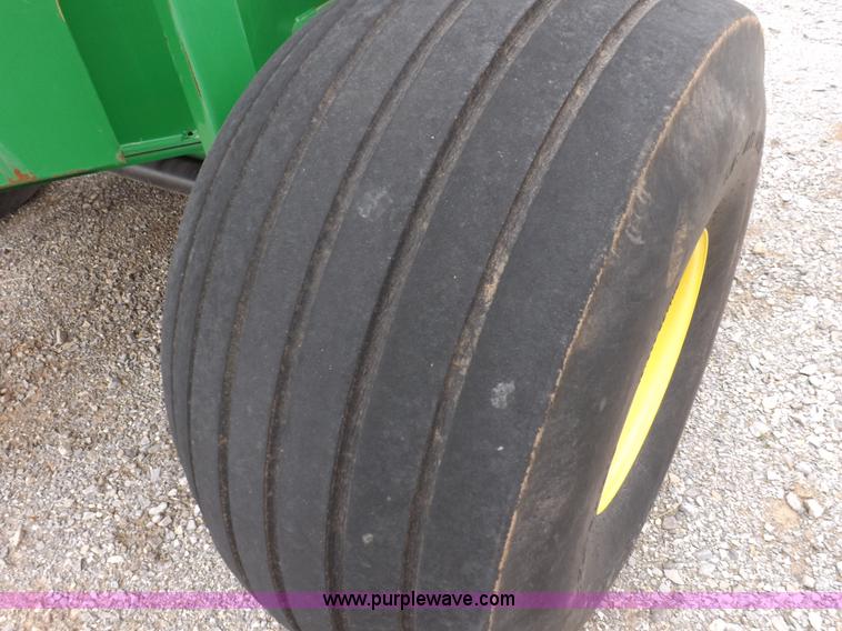 image for item K3077 2007 John Deere 568 round baler