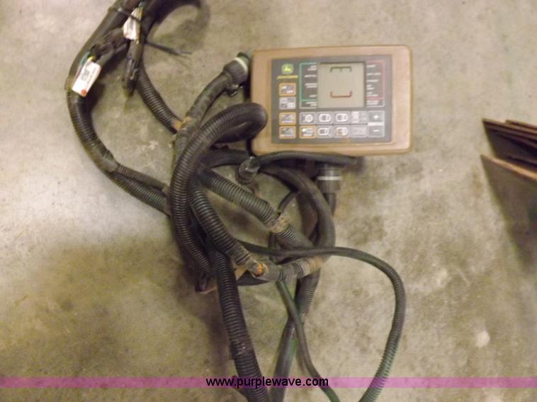 image for item K3077 2007 John Deere 568 round baler