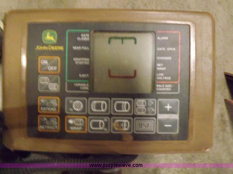 image for item K3077 2007 John Deere 568 round baler