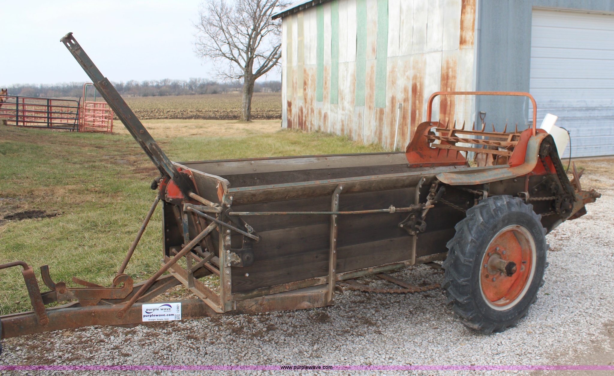New Idea M14A manure spreader in Eudora, KS Item I2461 sold Purple Wave
