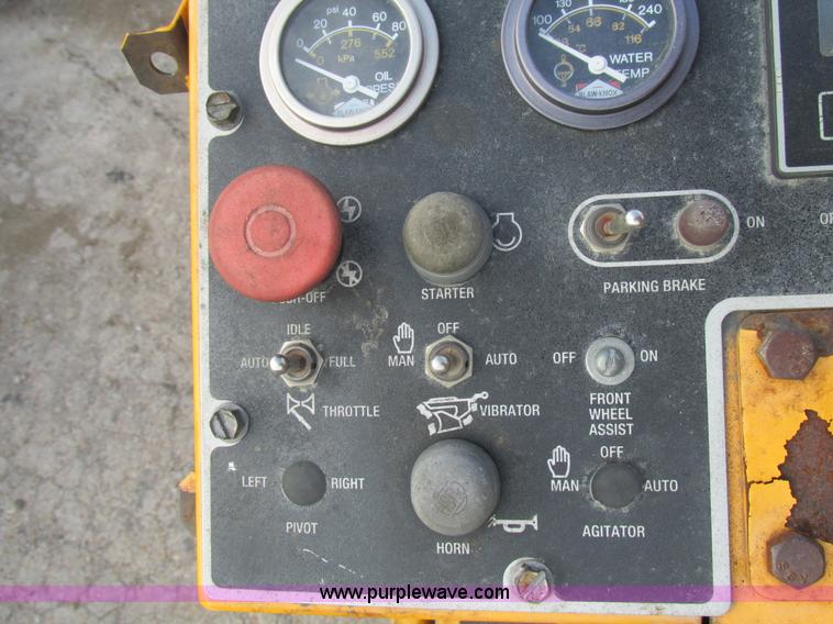 image for item AW9797 2000 Blaw Knox PF5510 paver