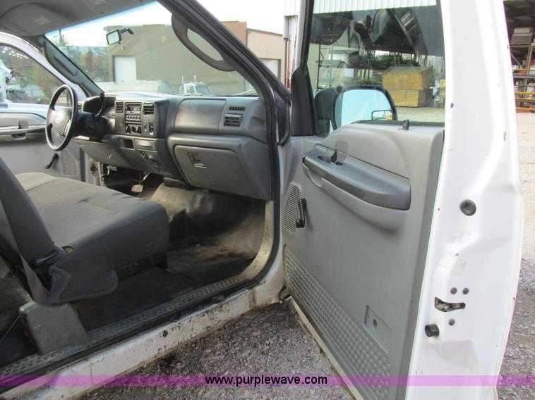 image for item AW9800 2004 Ford F250 Super Duty XL SuperCab pickup truck