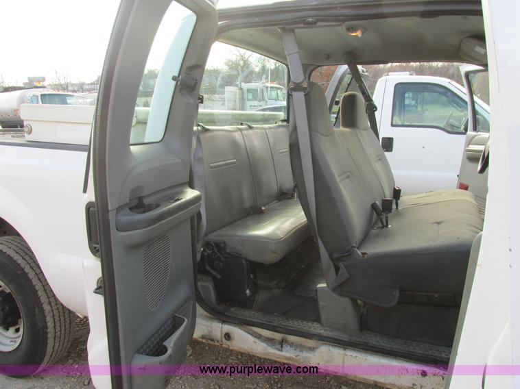 image for item AW9800 2004 Ford F250 Super Duty XL SuperCab pickup truck