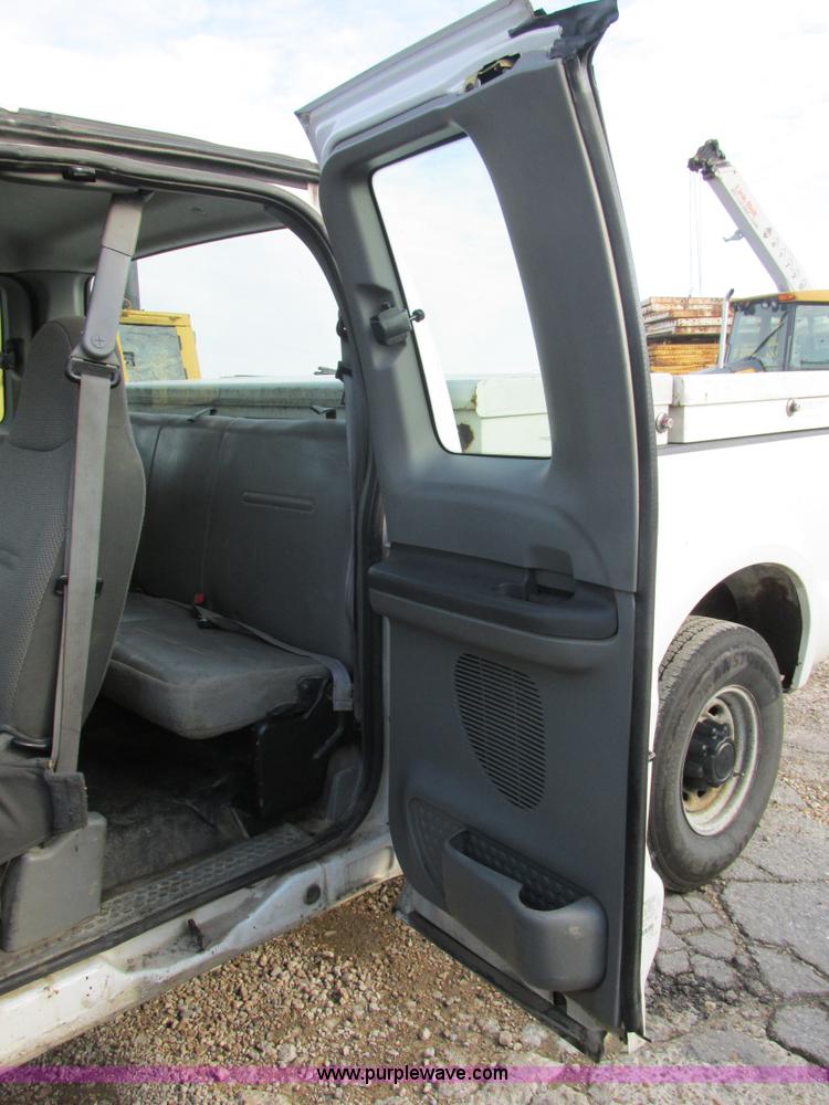 image for item AW9800 2004 Ford F250 Super Duty XL SuperCab pickup truck