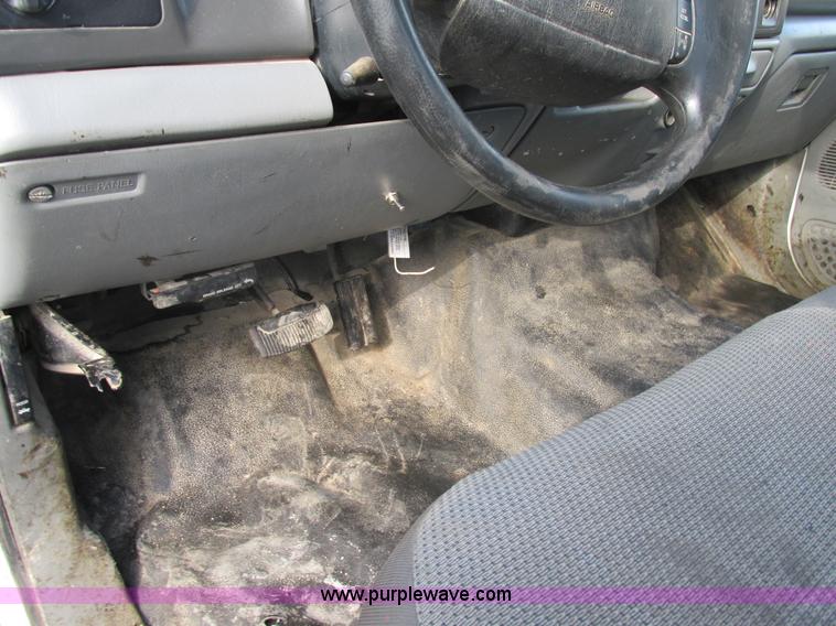 image for item AW9800 2004 Ford F250 Super Duty XL SuperCab pickup truck