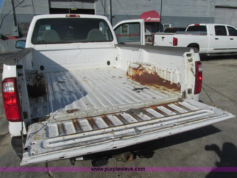 image for item AW9801 2000 Ford F250 Super Duty XL pickup truck