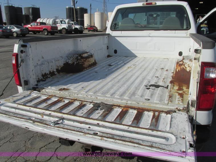 image for item AW9801 2000 Ford F250 Super Duty XL pickup truck