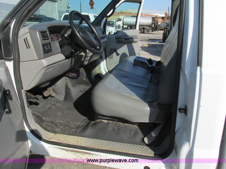 image for item AW9801 2000 Ford F250 Super Duty XL pickup truck