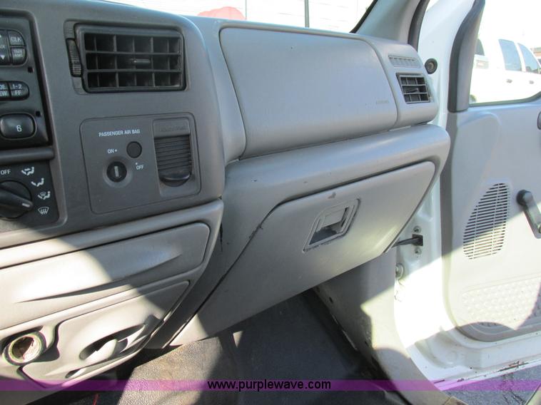 image for item AW9801 2000 Ford F250 Super Duty XL pickup truck