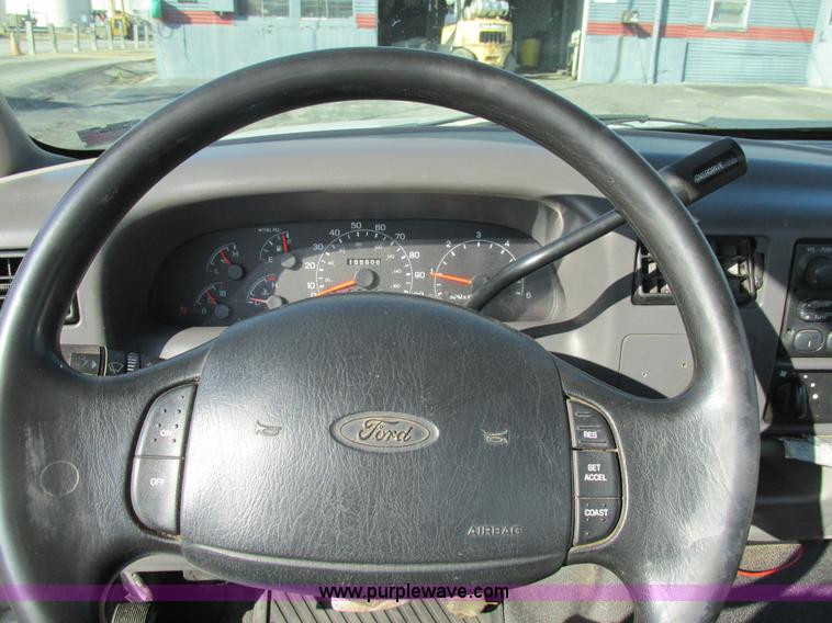 image for item AW9801 2000 Ford F250 Super Duty XL pickup truck