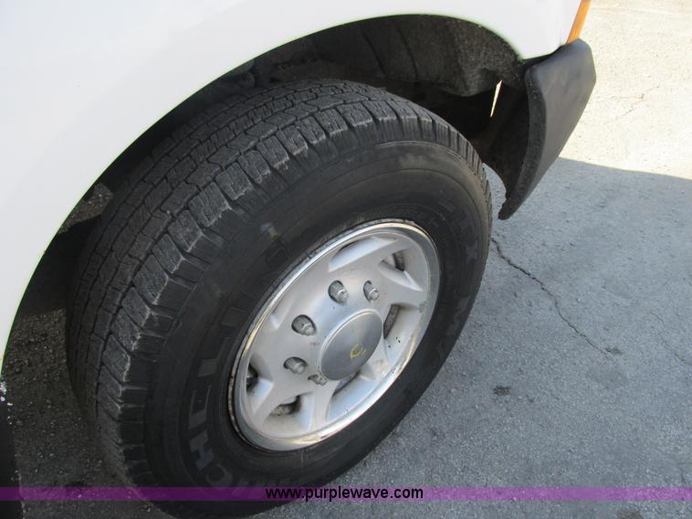 image for item AW9801 2000 Ford F250 Super Duty XL pickup truck