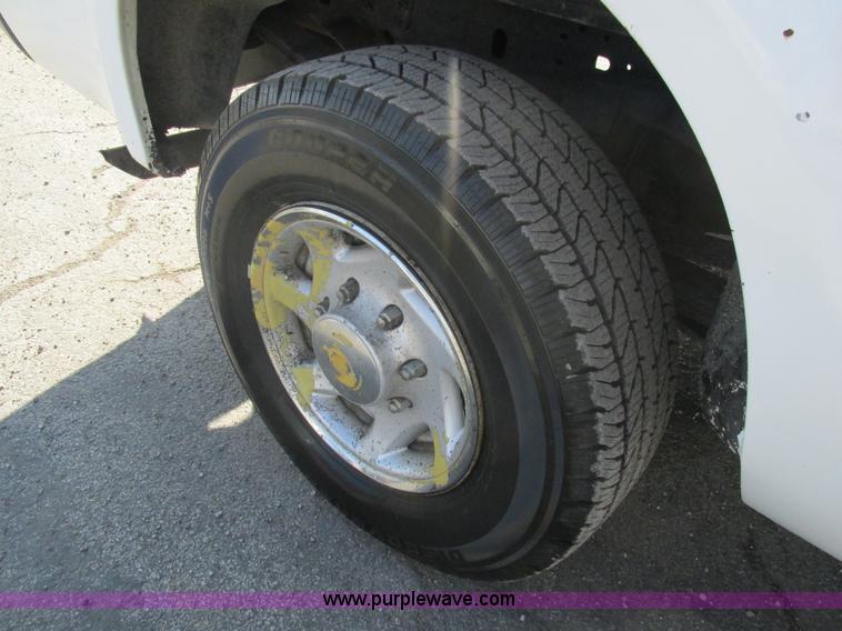 image for item AW9801 2000 Ford F250 Super Duty XL pickup truck