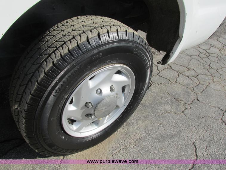 image for item AW9801 2000 Ford F250 Super Duty XL pickup truck