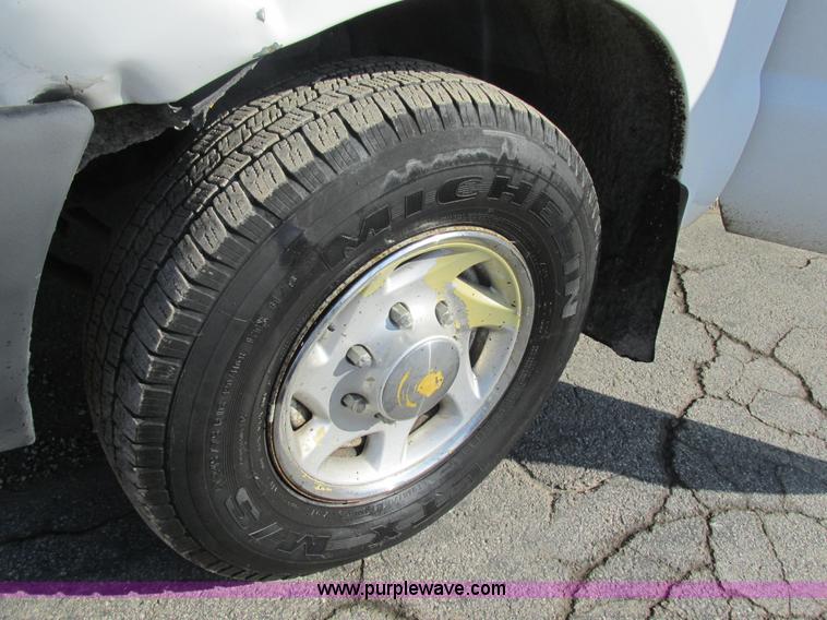 image for item AW9801 2000 Ford F250 Super Duty XL pickup truck