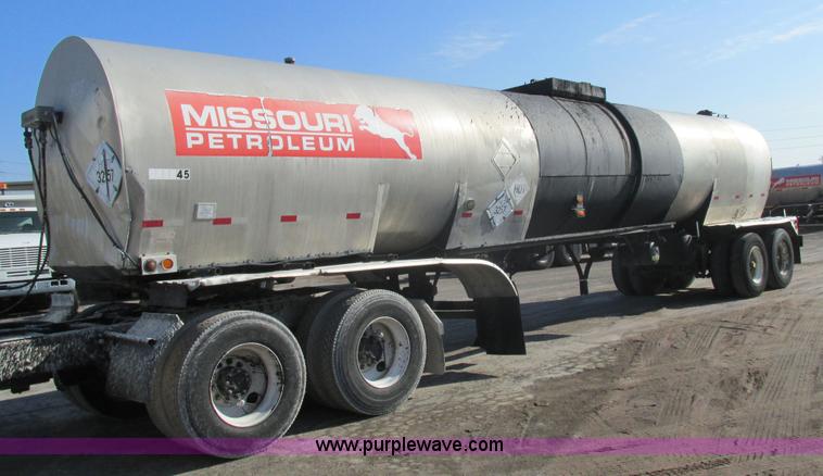 image for item AW9802 1970 Fruehauf insulated tanker trailer