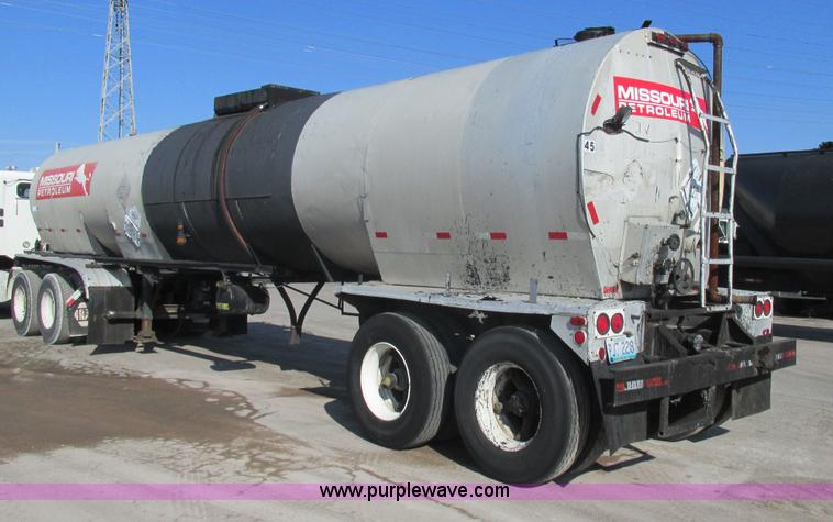 image for item AW9802 1970 Fruehauf insulated tanker trailer