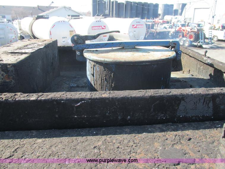 image for item AW9802 1970 Fruehauf insulated tanker trailer