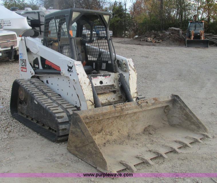image for item AW9820 2006 Bobcat T250 skid steer