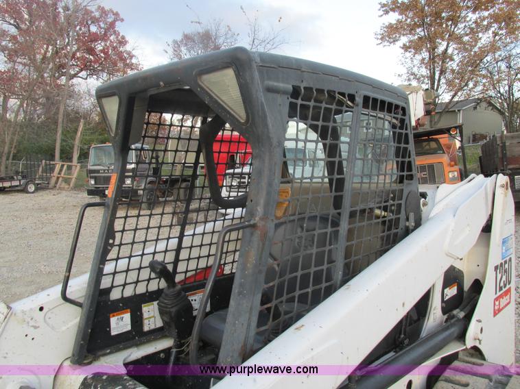 image for item AW9820 2006 Bobcat T250 skid steer