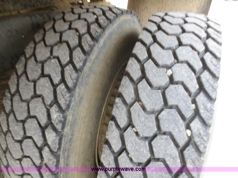 image for item D2229 1987 Ford F700 dump truck