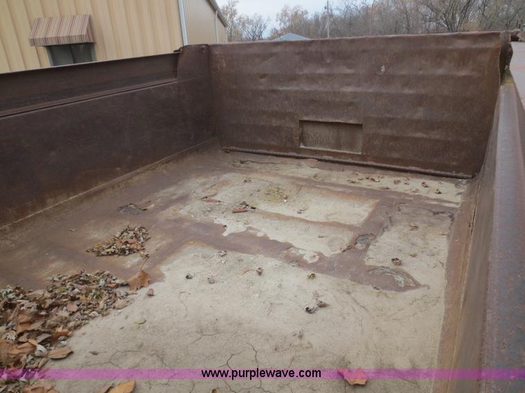 image for item D2229 1987 Ford F700 dump truck