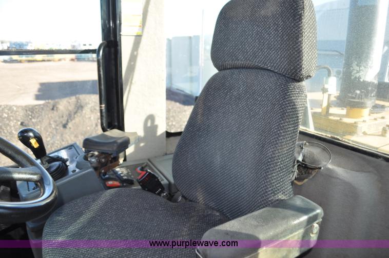 image for item F2107 2006 Caterpillar 930G integrated tool carrier