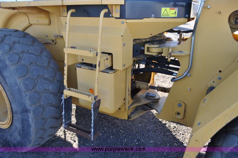 image for item F2107 2006 Caterpillar 930G integrated tool carrier