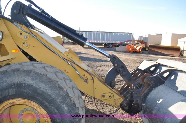 image for item F2107 2006 Caterpillar 930G integrated tool carrier