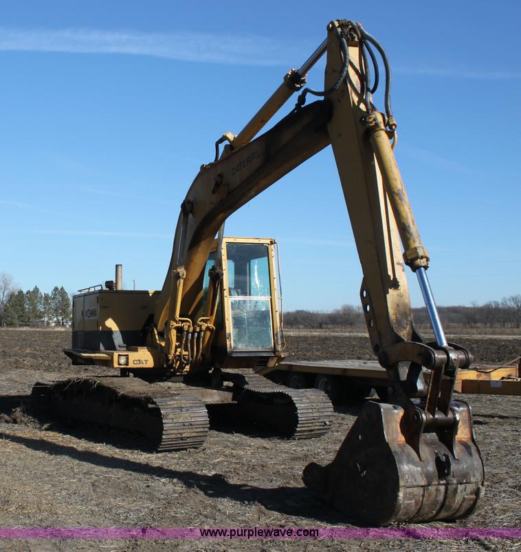 image for item F3390 1984 Caterpillar 225 LC excavator